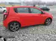 2015 Chevrolet Sonic RS z VIN 1G1JH6SB6F4116201, wystawiony jako Copart lot #85675864 z przebiegiem 86 670 mil mil oraz Czysty tytuł • Clean title. Historia ofert i sprzedaży dostępna na DreamBid. Obrazek 3.