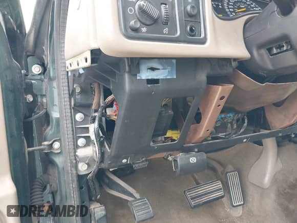 2005 Chevrolet Silverado 1500 LS с VIN 2GCEC13T351239322, выставлен на аукционе IAAI как лот 42450946 с пробегом Не указан миль и . История ставок и продаж доступна на DreamBid. Изображение 6.