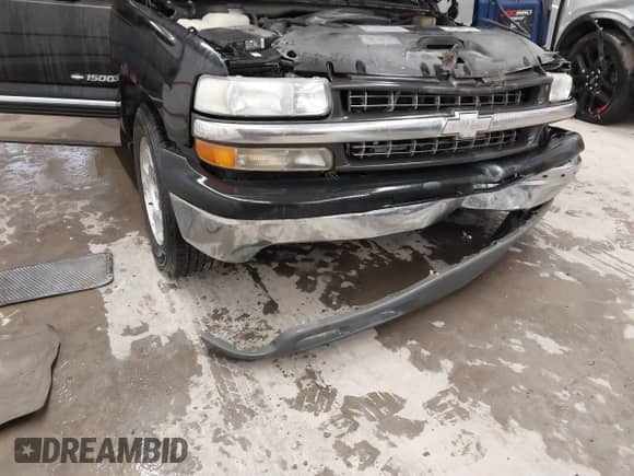 2000 Chevrolet Silverado 1500 LS with VIN 2GCEC19T3Y1333843, listed as a IAAI auction lot 41721344 with Not provided miles and . Bid and sale history available at DreamBid. Image 6.