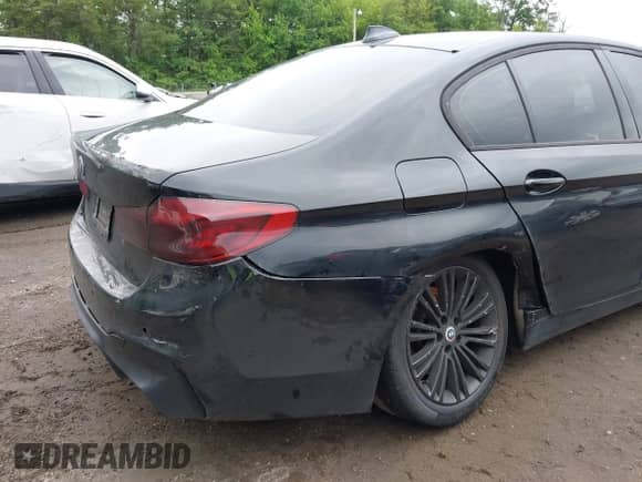 2019 BMW 5 Series 530e xDrive z VIN WBAJB1C51KB375850, wystawiony jako IAAI lot #42375948 z przebiegiem 70 680 mil mil oraz . Historia ofert i sprzedaży dostępna na DreamBid. Obrazek 6.
