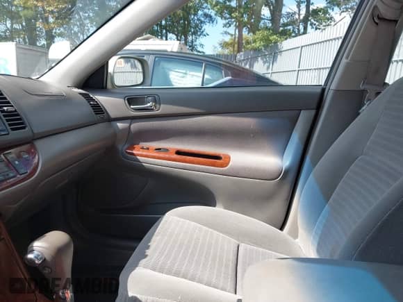 2005 Toyota Camry LE z VIN 4T1BE30KX5U957227, wystawiony jako IAAI lot #43258904 z przebiegiem 161 345 mil mil oraz . Historia ofert i sprzedaży dostępna na DreamBid. Obrazek 5.