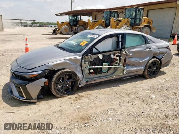 2025 Hyundai Elantra N Line z VIN KMHLR4DF9SU943942, wystawiony jako Copart lot #59397845 z przebiegiem Nie podano mil oraz Szkoda całkowita • Salvage title. Historia ofert i sprzedaży dostępna na DreamBid. Obrazek 1.