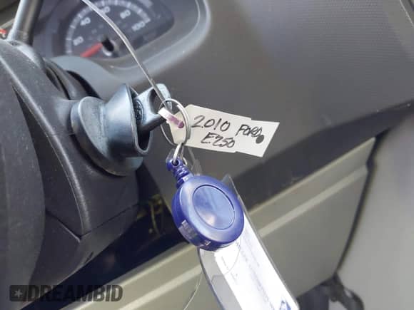 2010 Ford Econoline Cargo Commercial z VIN 1FTNE2EW1ADA99714, wystawiony jako IAAI lot #40697600 z przebiegiem 99 977 mil mil oraz . Historia ofert i sprzedaży dostępna na DreamBid. Obrazek 11.