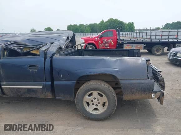 2005 Chevrolet Silverado 1500 LS z VIN 2GCEC13T351179171, wystawiony jako IAAI lot #42274016 z przebiegiem Nie podano mil oraz . Historia ofert i sprzedaży dostępna na DreamBid. Obrazek 14.