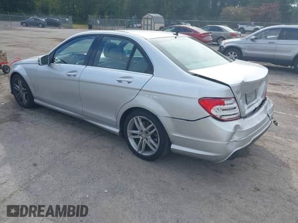 2014 Mercedes-Benz C 300 Sport с VIN WDDGF8AB8EA938380, выставлен на аукционе IAAI как лот 43216216 с пробегом 101 405 миль миль и . История ставок и продаж доступна на DreamBid. Изображение 3.
