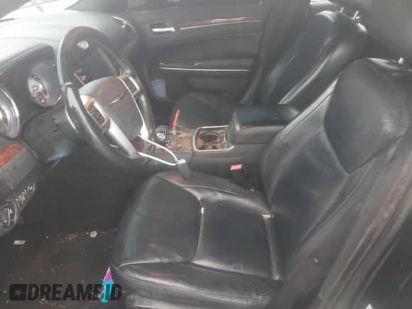 2013 Chrysler 300 z VIN 2C3CCAAG8DH573000, wystawiony jako Copart lot #81747845 z przebiegiem 25 661 mil mil oraz Czysty tytuł • Clean title. Historia ofert i sprzedaży dostępna na DreamBid. Obrazek 7.