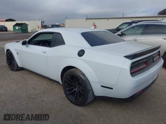 2023 Dodge Challenger R/T Scat Pack z VIN 2C3CDZFJ8PH667690, wystawiony jako IAAI lot #43518262 z przebiegiem 15 592 mil mil oraz . Historia ofert i sprzedaży dostępna na DreamBid. Obrazek 3.