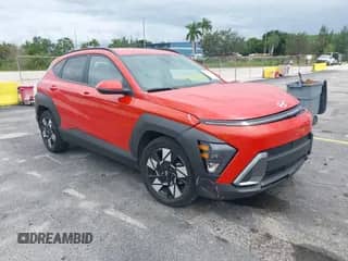 2024 Hyundai Kona SEL z VIN KM8HB3AB6RU137864, wystawiony jako IAAI lot #43223612 z przebiegiem 18 959 mil mil oraz . Historia ofert i sprzedaży dostępna na DreamBid. Obrazek 1.