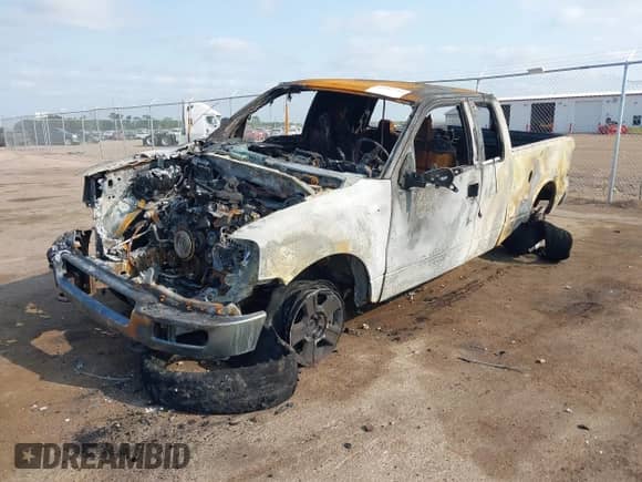 2005 Ford F-150 XLT z VIN 1FTPX14515FB24658, wystawiony jako IAAI lot #43187755 z przebiegiem Nie podano mil oraz . Historia ofert i sprzedaży dostępna na DreamBid. Obrazek 2.