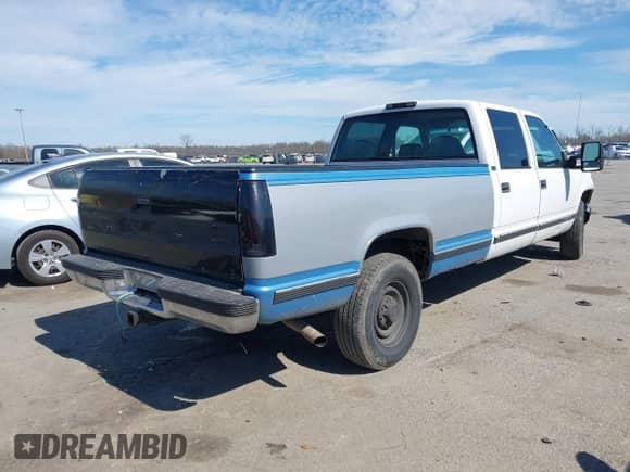 1996 GMC Sierra 1500 z VIN 1GTGC33R4TF018147, wystawiony jako IAAI lot #41612770 z przebiegiem 106 443 mil mil oraz . Historia ofert i sprzedaży dostępna na DreamBid. Obrazek 4.