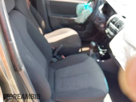 2005 Hyundai Accent GLS z VIN KMHCG45C55U608336, wystawiony jako IAAI lot #42743218 z przebiegiem 221 254 mil mil oraz . Historia ofert i sprzedaży dostępna na DreamBid. Obrazek 5.