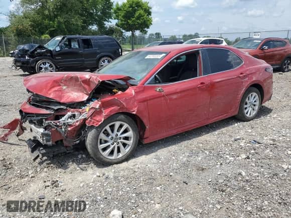 2023 Toyota Camry LE z VIN 4T1C11AK9PU172798, wystawiony jako Copart lot #64280385 z przebiegiem 69 738 mil mil oraz Nie do naprawy • Non repairable. Historia ofert i sprzedaży dostępna na DreamBid. Obrazek 1.