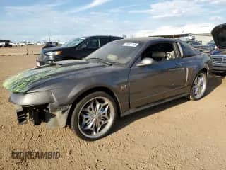 2003 Ford Mustang GT Deluxe с VIN 1FAFP42X63F325895, выставлен на аукционе Copart как лот 70591345 с пробегом 116 215 миль миль и Списание • Salvage title. История ставок и продаж доступна на DreamBid. Изображение 1.