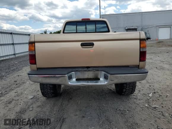 1997 Toyota Tacoma z VIN 4TAWM72N1VZ279828, wystawiony jako Copart lot #58385785 z przebiegiem 347 448 mil mil oraz Szkoda całkowita • Salvage title. Historia ofert i sprzedaży dostępna na DreamBid. Obrazek 6.