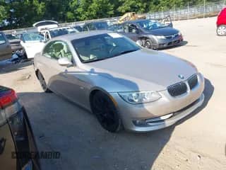 2013 BMW 3 Series 328i с VIN WBADW7C58DE731331, выставлен на аукционе IAAI как лот 42741667 с пробегом 90 375 миль миль и . История ставок и продаж доступна на DreamBid. Изображение 1.