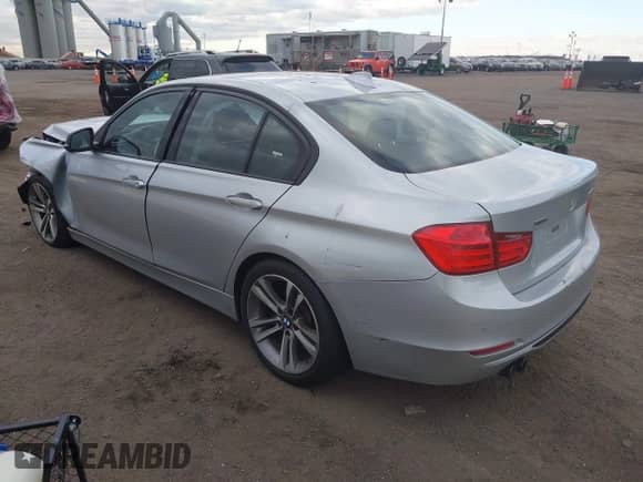 2014 BMW 3 Series 328i xDrive z VIN WBA3B5C58EF959174, wystawiony jako IAAI lot #43572143 z przebiegiem 129 760 mil mil oraz . Historia ofert i sprzedaży dostępna na DreamBid. Obrazek 3.