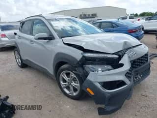 2022 Hyundai Kona SEL с VIN KM8K62AB7NU905270, выставлен на аукционе IAAI как лот 42543002 с пробегом 63 848 миль миль и . История ставок и продаж доступна на DreamBid. Изображение 1.