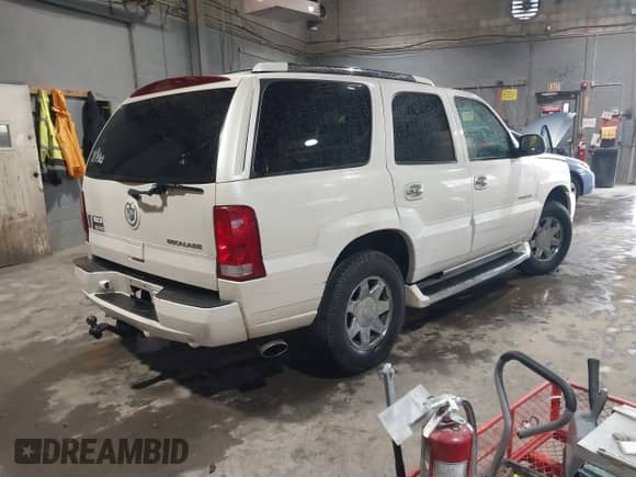 2004 Cadillac Escalade z VIN 1GYEK63N34R167569, wystawiony jako IAAI lot #43490315 z przebiegiem Nie podano mil oraz . Historia ofert i sprzedaży dostępna na DreamBid. Obrazek 4.