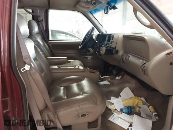 1998 Chevrolet Tahoe z VIN 1GNEK13R2WJ318633, wystawiony jako IAAI lot #42677315 z przebiegiem 204 476 mil mil oraz . Historia ofert i sprzedaży dostępna na DreamBid. Obrazek 5.
