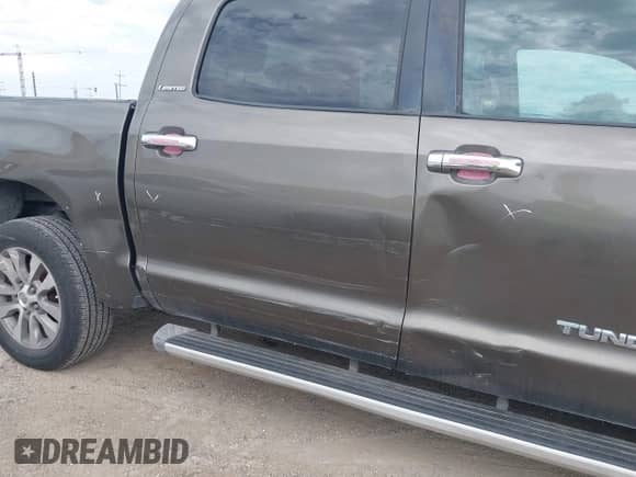 2010 Toyota Tundra Limited z VIN 5TFFY5F11AX093409, wystawiony jako IAAI lot #42220554 z przebiegiem 224 602 mil mil oraz . Historia ofert i sprzedaży dostępna na DreamBid. Obrazek 6.