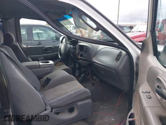 2003 Ford F-150 XL z VIN 1FTRX18L23NB00177, wystawiony jako IAAI lot #43385495 z przebiegiem Nie podano mil oraz . Historia ofert i sprzedaży dostępna na DreamBid. Obrazek 5.