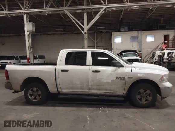 2019 Ram 1500 Express z VIN 1C6RR7KT5KS500926, wystawiony jako IAAI lot #41599373 z przebiegiem 108 928 mil mil oraz . Historia ofert i sprzedaży dostępna na DreamBid. Obrazek 13.