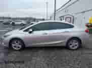 2018 Chevrolet Cruze LT z VIN 1G1BH5SE9J7130948, wystawiony jako IAAI lot #41813183 z przebiegiem 106 663 mil mil oraz . Historia ofert i sprzedaży dostępna na DreamBid. Obrazek 14.