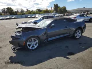 2023 Chevrolet Camaro 1LT z VIN 1G1FB3DS5P0131591, wystawiony jako Copart lot #76425024 z przebiegiem Nie podano mil oraz Szkoda całkowita • Salvage title. Historia ofert i sprzedaży dostępna na DreamBid. Obrazek 1.