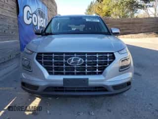 2025 Hyundai Venue SEL z VIN KMHRC8A32SU378768, wystawiony jako Copart lot #90273455 z przebiegiem 11 179 mil mil oraz Czysty tytuł • Clean title. Historia ofert i sprzedaży dostępna na DreamBid. Obrazek 5.