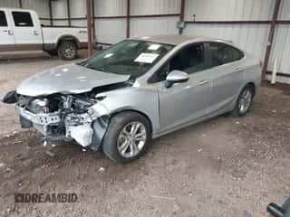 2019 Chevrolet Cruze LT z VIN 1G1BE5SM9K7140705, wystawiony jako IAAI lot #42861442 z przebiegiem 139 280 mil mil oraz . Historia ofert i sprzedaży dostępna na DreamBid. Obrazek 2.