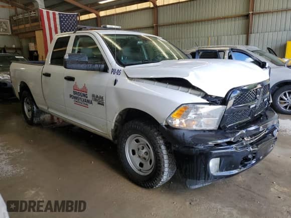2023 Ram 1500 Tradesman z VIN 1C6RR7FG1PS527545, wystawiony jako Copart lot #70118585 z przebiegiem 60 480 mil mil oraz Szkoda całkowita • Salvage title. Historia ofert i sprzedaży dostępna na DreamBid. Obrazek 4.