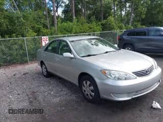 2005 Toyota Camry STD z VIN 4T1BE32K55U622518, wystawiony jako IAAI lot #43346973 z przebiegiem 108 322 mil mil oraz . Historia ofert i sprzedaży dostępna na DreamBid. Obrazek 1.