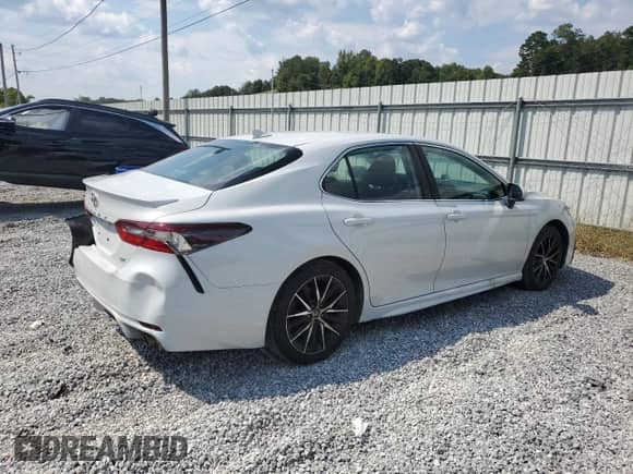 2023 Toyota Camry SE z VIN 4T1G11AK2PU111990, wystawiony jako Copart lot #72065805 z przebiegiem 72 845 mil mil oraz Szkoda całkowita • Salvage title. Historia ofert i sprzedaży dostępna na DreamBid. Obrazek 3.