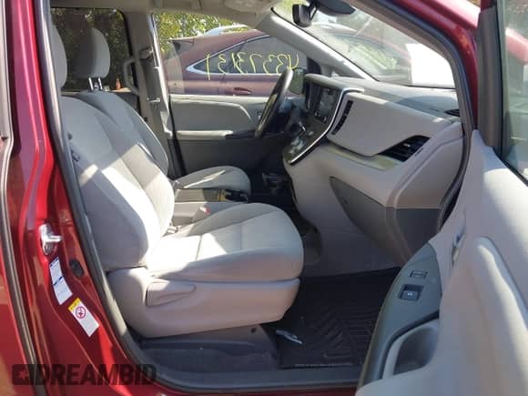 2018 Toyota Sienna LE z VIN 5TDJZ3DC9JS202902, wystawiony jako IAAI lot #43373131 z przebiegiem 145 490 mil mil oraz . Historia ofert i sprzedaży dostępna na DreamBid. Obrazek 5.