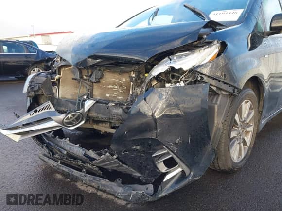 2020 Toyota Sienna XLE z VIN 5TDDZ3DC2LS251388, wystawiony jako IAAI lot #41193440 z przebiegiem 100 665 mil mil oraz . Historia ofert i sprzedaży dostępna na DreamBid. Obrazek 6.