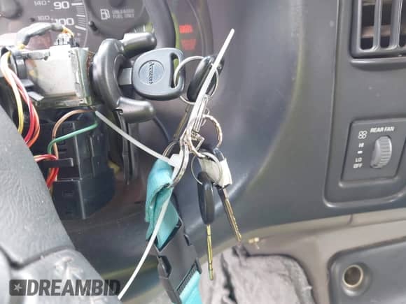 1999 Chevrolet Express z VIN 1GBFG15R2X1050717, wystawiony jako IAAI lot #42119057 z przebiegiem 155 478 mil mil oraz . Historia ofert i sprzedaży dostępna na DreamBid. Obrazek 11.