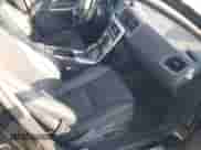 2018 Volvo S60 Inscription z VIN LYV402TK8JB157757, wystawiony jako IAAI lot #42547707 z przebiegiem 69 960 mil mil oraz . Historia ofert i sprzedaży dostępna na DreamBid. Obrazek 5.