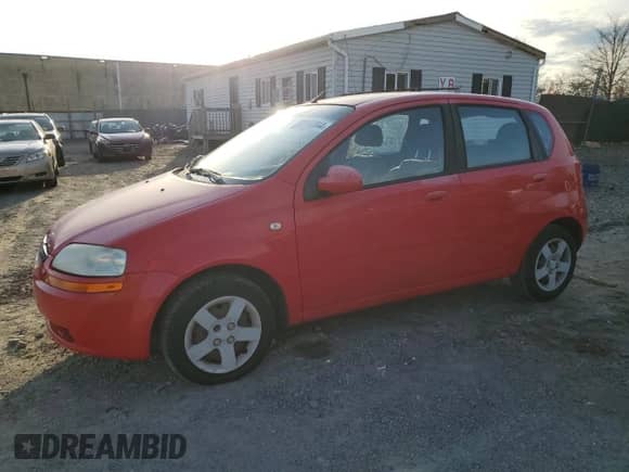 2005 Chevrolet Aveo LS z VIN KL1TD62695B489538, wystawiony jako Copart lot #82187044 z przebiegiem 84 361 mil mil oraz Czysty tytuł • Clean title. Historia ofert i sprzedaży dostępna na DreamBid. Obrazek 1.