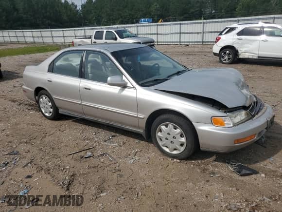 1996 Honda Accord LX z VIN 1HGCD5638TA093463, wystawiony jako Copart lot #60174595 z przebiegiem 154 571 mil mil oraz Czysty tytuł • Clean title. Historia ofert i sprzedaży dostępna na DreamBid. Obrazek 4.