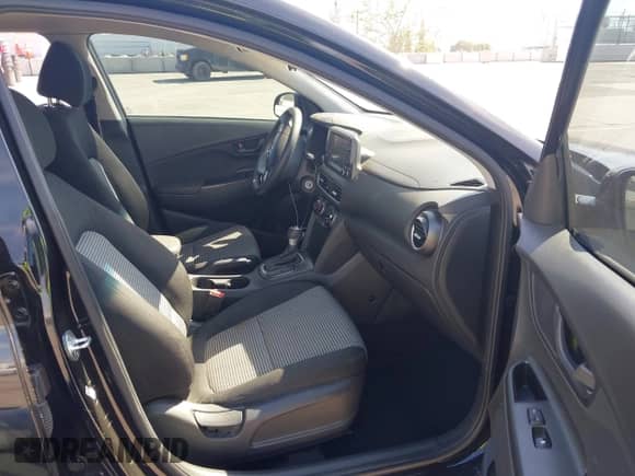 2020 Hyundai Kona SE с VIN KM8K12AA1LU451794, выставлен на аукционе IAAI как лот 43100506 с пробегом 73 777 миль миль и . История ставок и продаж доступна на DreamBid. Изображение 5.