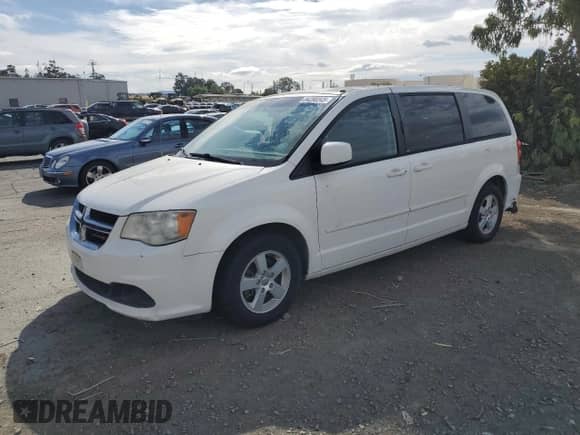 2013 Dodge Grand Caravan SXT with VIN 2C4RDGCG2DR626349, listed as a Copart auction lot 84200345 with 221,391 mi miles and Salvage title. Bid and sale history available at DreamBid. Image 1.