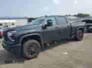 2025 Chevrolet Silverado 2500HD LTZ z VIN 2GC4KPE77S1204795, wystawiony jako Copart lot #67735235 z przebiegiem 5 600 mil mil oraz Szkoda całkowita • Salvage title. Historia ofert i sprzedaży dostępna na DreamBid. Obrazek 1.