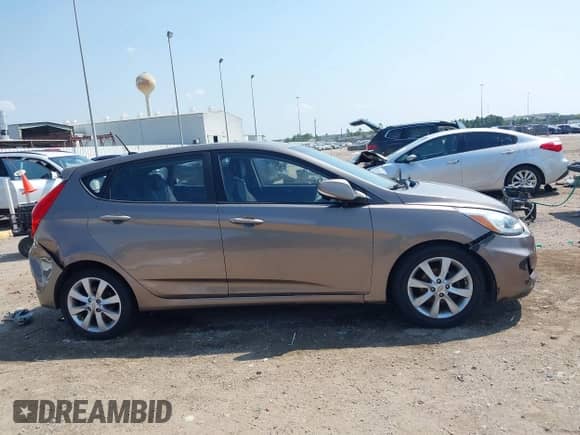 2014 Hyundai Accent SE с VIN KMHCU5AE3EU161592, выставлен на аукционе IAAI как лот 43249681 с пробегом 86 873 миль миль и . История ставок и продаж доступна на DreamBid. Изображение 13.