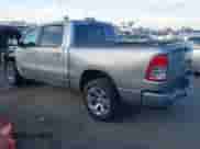 2019 Ram 1500 Big Horn z VIN 1C6SRFFT0KN783689, wystawiony jako IAAI lot #43294374 z przebiegiem 88 937 mil mil oraz . Historia ofert i sprzedaży dostępna na DreamBid. Obrazek 3.