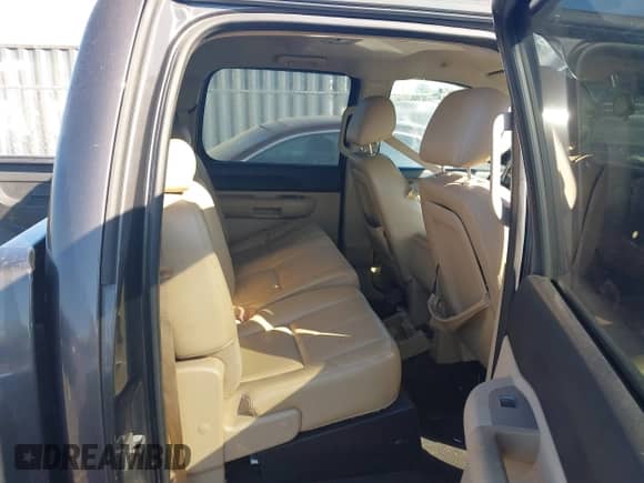 2010 Chevrolet Silverado 1500 LT z VIN 3GCRCSE00AG144776, wystawiony jako IAAI lot #43436473 z przebiegiem 209 021 mil mil oraz . Historia ofert i sprzedaży dostępna na DreamBid. Obrazek 8.