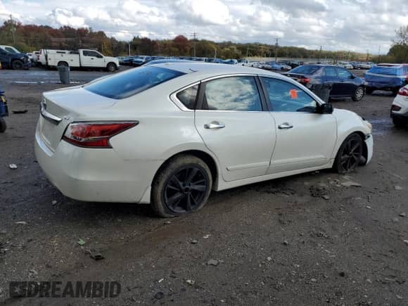 2015 Nissan Altima 2.5 z VIN 1N4AL3AP1FC175041, wystawiony jako Copart lot #90918885 z przebiegiem 245 329 mil mil oraz Czysty tytuł • Clean title. Historia ofert i sprzedaży dostępna na DreamBid. Obrazek 3.