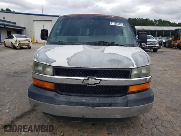 2004 Chevrolet Express Passenger z VIN 1GAHG39U641208561, wystawiony jako Copart lot #47579375 z przebiegiem Nie podano mil oraz Szkoda całkowita • Salvage title. Historia ofert i sprzedaży dostępna na DreamBid. Obrazek 5.
