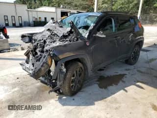 2020 Jeep Compass Trailhawk z VIN 3C4NJDDB3LT126625, wystawiony jako Copart lot #81411565 z przebiegiem Nie podano mil oraz Szkoda całkowita • Salvage title. Historia ofert i sprzedaży dostępna na DreamBid. Obrazek 1.