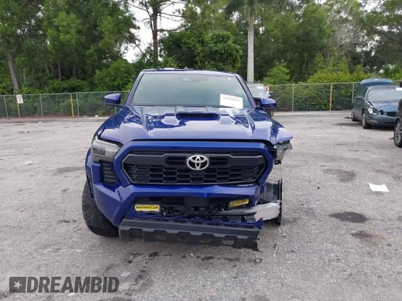 2024 Toyota Tacoma SR5 z VIN 3TYLB5JN8RT056829, wystawiony jako IAAI lot #43202811 z przebiegiem 5 867 mil mil oraz . Historia ofert i sprzedaży dostępna na DreamBid. Obrazek 12.