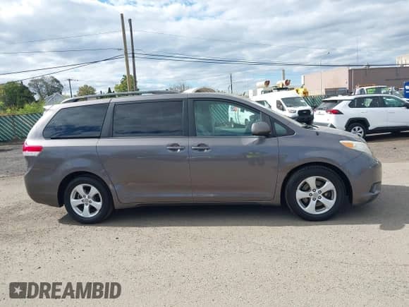 2012 Toyota Sienna LE AAS z VIN 5TDKK3DC8CS271513, wystawiony jako IAAI lot #43429254 z przebiegiem 259 457 mil mil oraz . Historia ofert i sprzedaży dostępna na DreamBid. Obrazek 13.